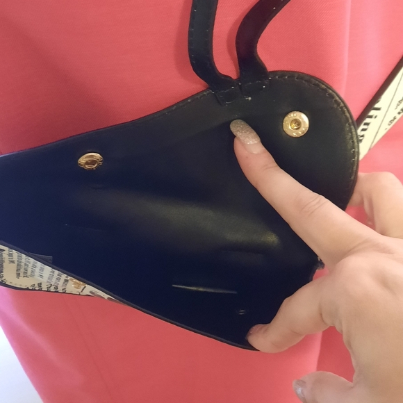 Chic White and Black Mini Bag with Structured Design - Picture 7 of 10